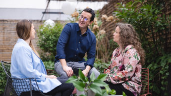 ESG i zrównoważony rozwój | Uniwersytet WSB Merito Szczecin: rozmawiający studenci w ogrodzie