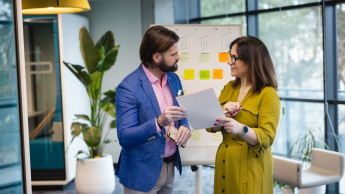 rozmawiający studenci