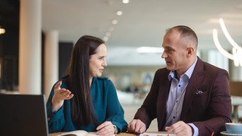 rozmawiający studenci