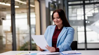 Employer Branding | Studia podyplomowe w Szczecinie | Uniwersytet WSB Merito Szczecin: Kobieta czyta dokument