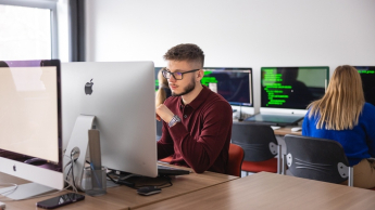 Claude CLI - warsztat techniczny (hands-on) | Szkolenia i kursy w Szczecinie | Uniwersytet WSB Merito Szczecin: student przy laptopie 2