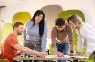 Biblioteka | Uniwersytet WSB Merito Szczecin: grupa studentów w sali pracująca nad projektem