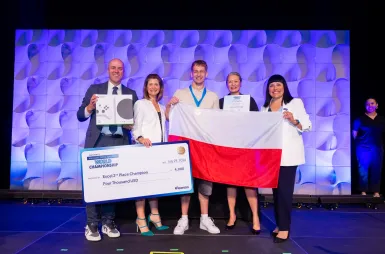 Wspieramy mistrzów. Aleksy Dobrodziej na podium Microsoft Office Specialist World Championship 2026 | Aktualności | Uniwersytet WSB Merito Szczecin: Aleksy Dobrodziej odbiera nagrodę