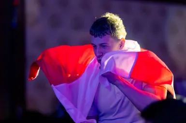 Wspieramy mistrzów. Aleksy Dobrodziej na podium Microsoft Office Specialist World Championship 2026 | Aktualności | Uniwersytet WSB Merito Szczecin: Aleksy Dobrodziej z flagą