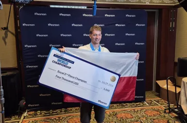 Wspieramy mistrzów. Aleksy Dobrodziej na podium Microsoft Office Specialist World Championship 2026 | Aktualności | Uniwersytet WSB Merito Szczecin: Aleksy Dobrodziej z bonem