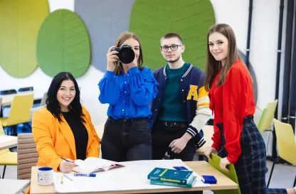 Aktualności | Uniwersytet WSB Merito Szczecin: Studenci Uniwersytetu WSB Merito w sali kreatywnej, dziewczyna robi zdjęcie