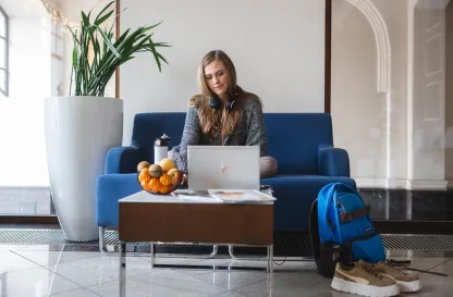 Aktualności | Uniwersytet WSB Merito Szczecin: studentka siedząca na kanapie