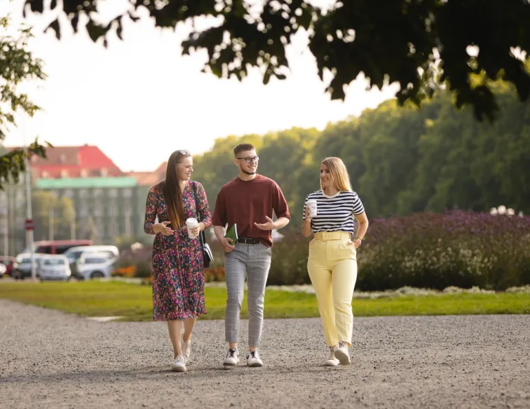 Zarządzanie | Studia I stopnia w Szczecinie | Uniwersytet WSB Merito Szczecin: studenci spacerujący po parku