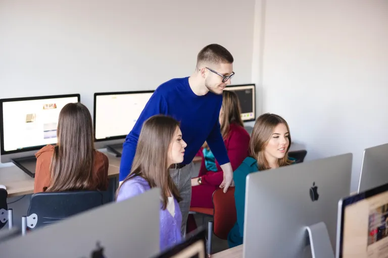 Data Science i uczenie maszynowe w biznesie | Studia I stopnia w Szczecinie | Uniwersytet WSB Merito Szczecin: Studenci korzystają z komputerów