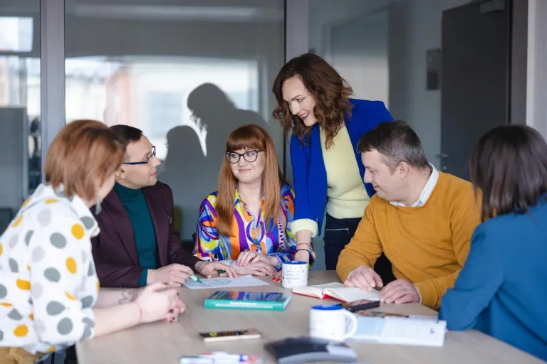 Audyt wewnętrzny i kontrola w organizacji | Studia podyplomowe w Szczecinie | Uniwersytet WSB Merito Szczecin: Dyskusja przy stole na Uczelni WSB Merito – wymiana pomysłów i współpraca.