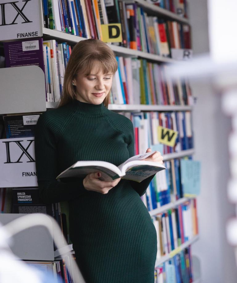 Biblioteka | Uniwersytet WSB Merito Szczecin: Główna grafika: Szczecin - studia I stopnia - studentka w bibliotece
