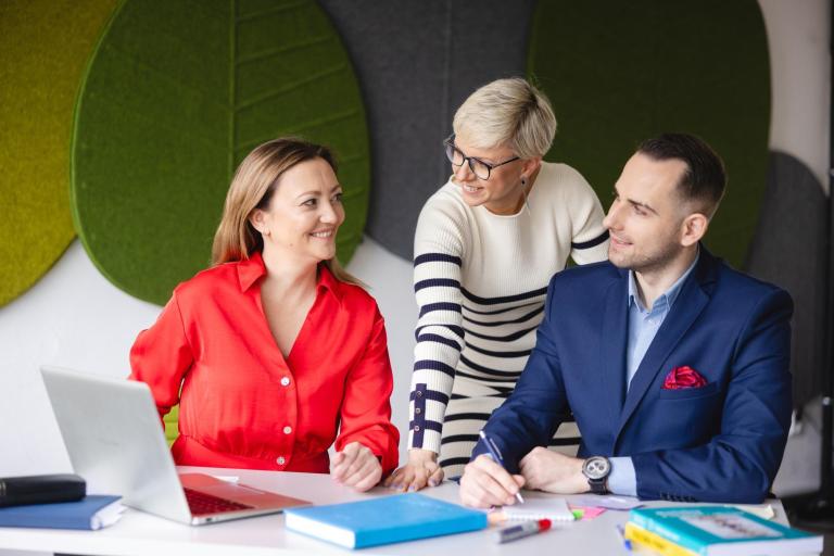 Projekty i usługi | Uniwersytet WSB Merito Szczecin: Rozmowa przy kreatywnej pracy z komputerem na Uniwersytecie WSB Merito.