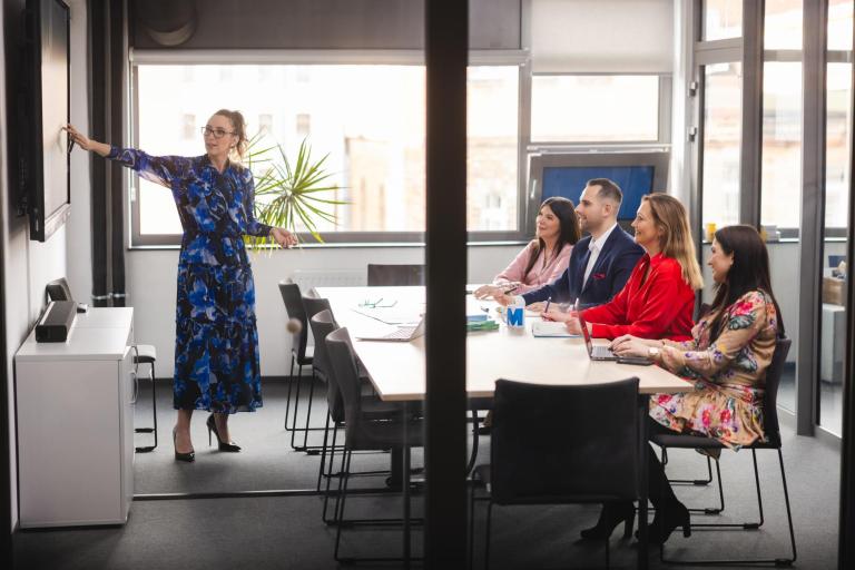 Projekty i usługi | Uniwersytet WSB Merito Szczecin: Prezentacja na Uniwersytecie WSB Merito – uczestnicy aktywnie biorący udział w spotkaniu.