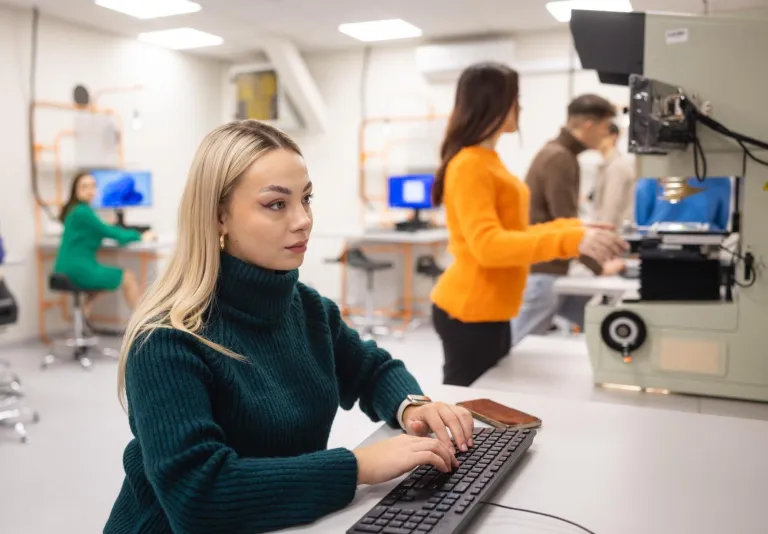 Informatyka | Studia I stopnia w Szczecinie | Uniwersytet WSB Merito Szczecin: "Studentka Uniwersytetu WSB Merito pracująca przy komputerze w laboratorium technicznym