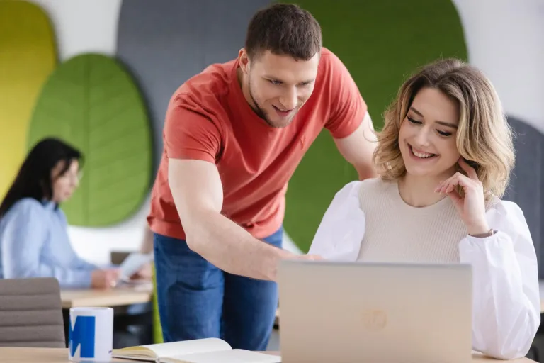 Finanse i rachunkowość małych i średnich przedsiębiorstw | Studia I stopnia w Szczecinie | Uniwersytet WSB Merito Szczecin: student i studentka przy laptopie
