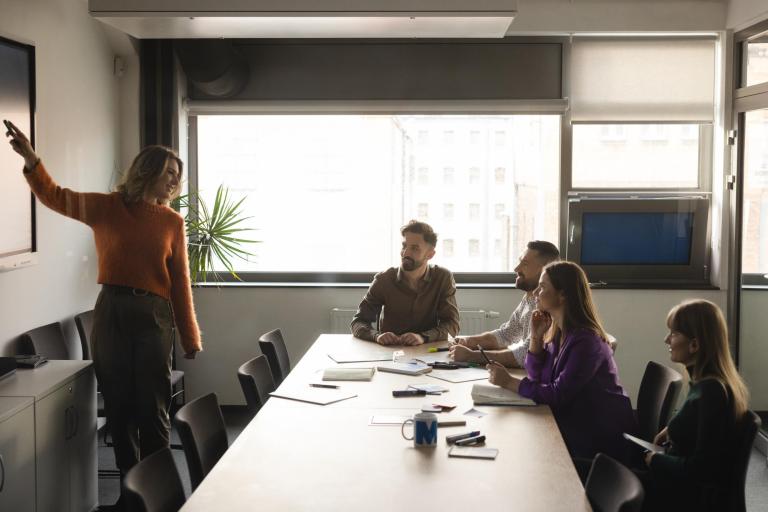 Transport spedycja magazynowanie | Studia I stopnia w Szczecinie | Uniwersytet WSB Merito Szczecin: wykładowca i studenci w sali na ćwiczeniach