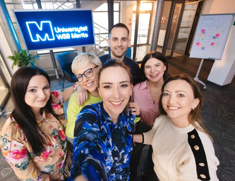 Studia II stopnia w Szczecinie | Uniwersytet WSB Merito Szczecin: Grupa studentów robiąca sobie selfie