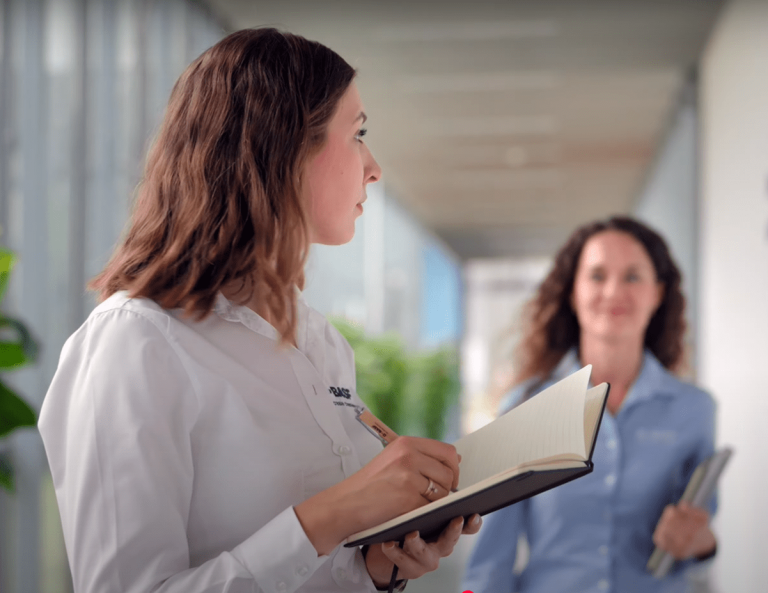 Taktyka i metodyka czynności dochodzeniowo-śledczych | Studia podyplomowe w Szczecinie | Uniwersytet WSB Merito Szczecin: Kobieta notuje w zeszycie