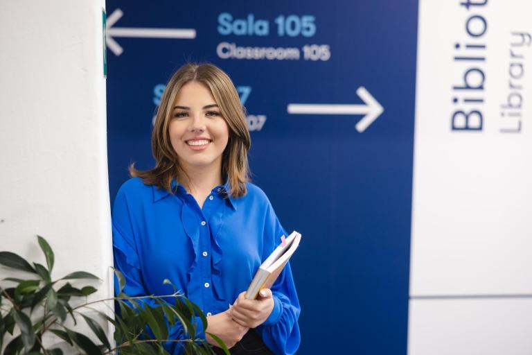 Dziekanat | Uniwersytet WSB Merito Szczecin: Studentka Uniwersytetu WSB Merito Szczecin z książkami