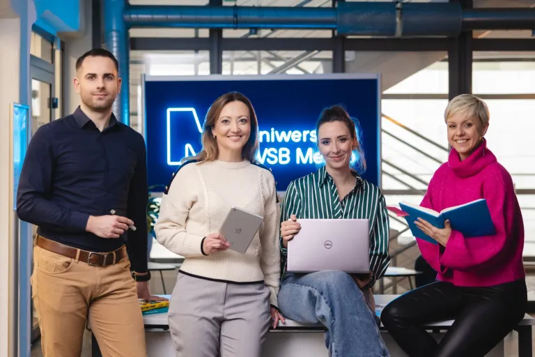 Zarządzanie logistyką w służbach mundurowych | Studia podyplomowe w Szczecinie | Uniwersytet WSB Merito Szczecin: Studenci UWSB razem w nowoczesnym wnętrzu uczelni.