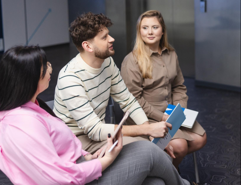 Controlling finansowy w przedsiębiorstwie | Studia II stopnia ze studiami podyplomowymi  | Uniwersytet WSB Merito Szczecin: Grupa studentów na korytarzu