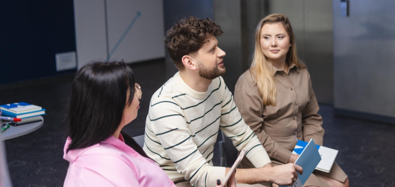 Zarządzanie nowoczesnymi usługami   biznesowymi | Studia I stopnia w Szczecinie | Uniwersytet WSB Merito Szczecin: Grupa studentów na korytarzu.