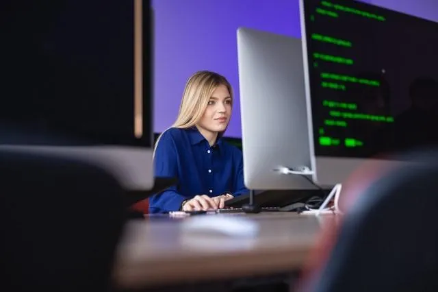 Zintegrowany system informatyczny SAP ERP | Studia podyplomowe w Szczecinie | Uniwersytet WSB Merito Szczecin: studentka przy komputerze na Uczelni WSB Merito Szczecin
