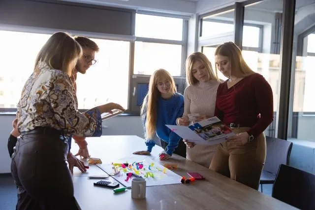 Nowoczesne przywództwo, zarządzanie oparte na danych i skuteczne projekty – liderzy Publicznych Służb Zatrudniania w działaniu | Studia podyplomowe w Szczecinie | Uniwersytet WSB Merito Szczecin: Grupa studentów realizuje projekt na Uczelni WSB Merito Szczecin