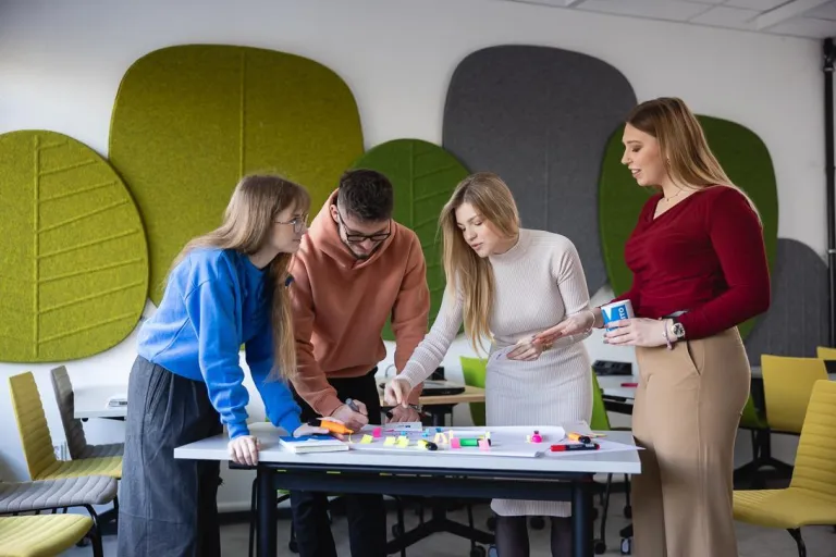 Zarządzanie zespołami rozproszonymi | Studia podyplomowe w Szczecinie | Uniwersytet WSB Merito Szczecin: grupa studentów realizujące projekt na zajęciach na WSB Merito Szczecin