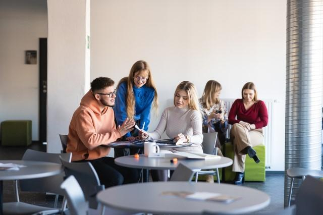 Zielona logistyka | Studia I stopnia w Szczecinie | Uniwersytet WSB Merito Szczecin: grupa studentów na korytarzu na Uczelni WSB Merito Szczecin