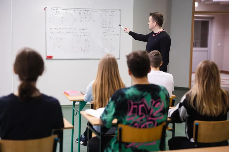 Przygotowanie pedagogiczne dla psychologów | Studia podyplomowe w Szczecinie | Uniwersytet WSB Merito Szczecin: grupa studentów na zajęciach z statystki