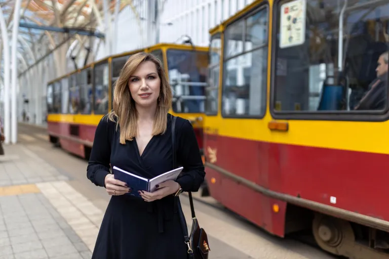 Logistyka | Studia I stopnia w Szczecinie | Uniwersytet WSB Merito Szczecin: studentka przy tramwaju