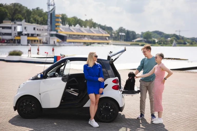 Produkt ,,Warta Klasyki” — ubezpieczenie autocasco dedykowane właścicielom oldtimerów | Uniwersytet WSB Merito Szczecin: 3 osoby rozmawiają przy samochodzie
