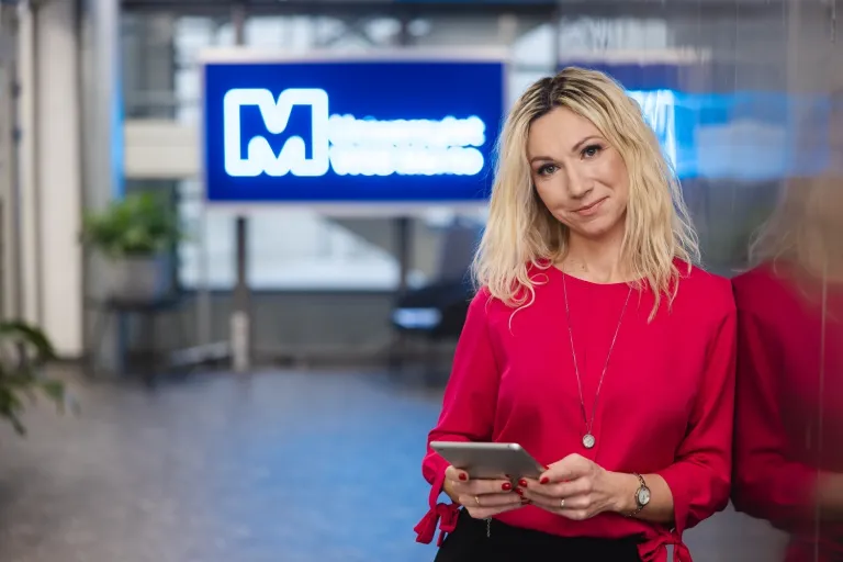 MBA Zarządzanie w podmiotach leczniczych | Studia MBA w Szczecinie | Uniwersytet WSB Merito Szczecin: uczestniczka MBA pozuje na korytarzu