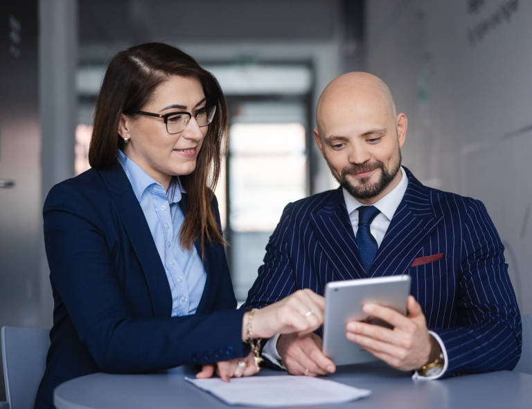 Master of Business Administration | Studia MBA w Szczecinie | Uniwersytet WSB Merito Szczecin: uczestnicy rozmawiają przy tablecie