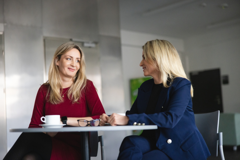 MBA HR | Studia MBA w Szczecinie | Uniwersytet WSB Merito Szczecin: uczestniczki MBA rozmawiają przy kawie