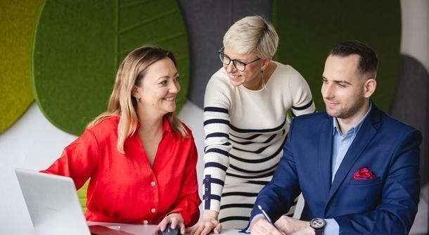 Baza Usług Rozwojowych | Uniwersytet WSB Merito Szczecin: Trzy osoby rozmawiają