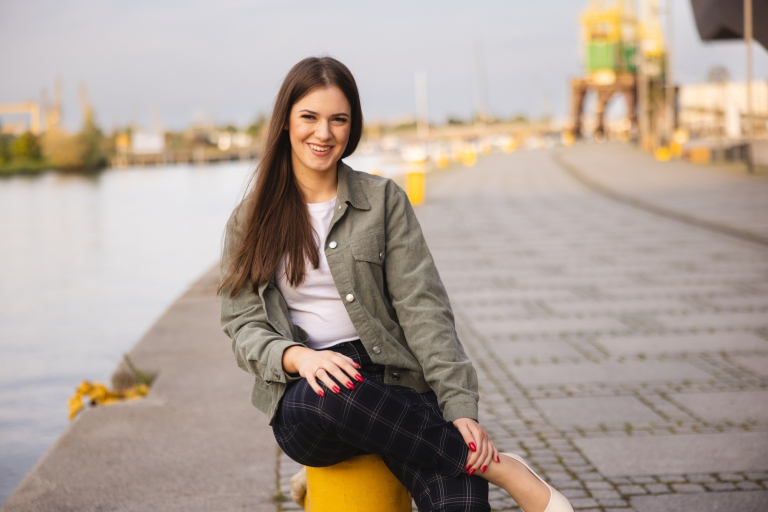 Psychodietetyka i poradnictwo zdrowego  stylu życia | Studia I stopnia w Szczecinie | Uniwersytet WSB Merito Szczecin: studentka na bulwarach
