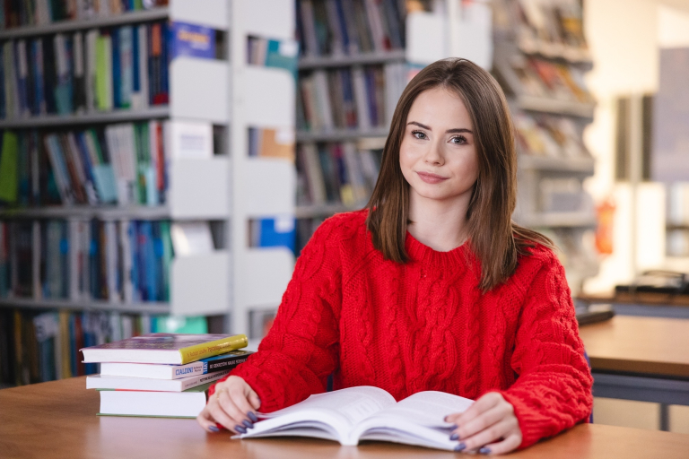 Dietetyka i promocja zdrowia | Studia I stopnia w Szczecinie | Uniwersytet WSB Merito Szczecin: studentka z książkami