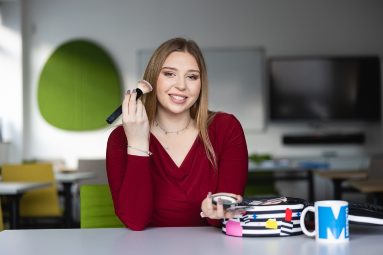 Odnowa biologiczna i wellness | Studia I stopnia w Szczecinie | Uniwersytet WSB Merito Szczecin: studentka robi makijaż