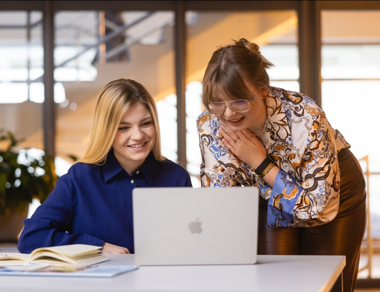 Sztuczna inteligencja | Studia I stopnia w Szczecinie | Uniwersytet WSB Merito Szczecin: studentki przy laptopie