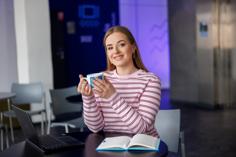 Zarządzanie | Studia I stopnia w Szczecinie | Uniwersytet WSB Merito Szczecin: studentka z kubkiem