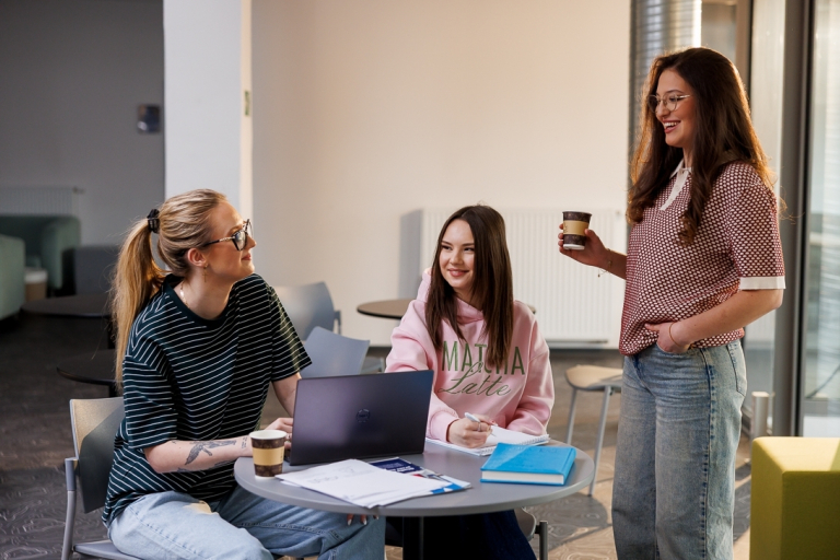 Dietetyka w sporcie i rekreacji | Studia I stopnia w Szczecinie | Uniwersytet WSB Merito Szczecin: studentki w czasie rozmowy
