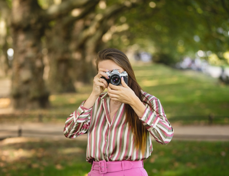 Marketing i sprzedaż | Studia I stopnia w Szczecinie | Uniwersytet WSB Merito Szczecin: studentka z aparatem