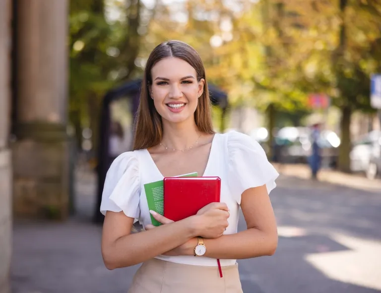 Kosmetologia | Studia I stopnia w Szczecinie | Uniwersytet WSB Merito Szczecin: studentka z dokumentami