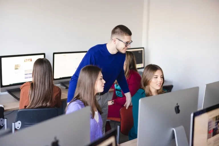 Sztuczna inteligencja | Studia I stopnia w Szczecinie | Uniwersytet WSB Merito Szczecin: studenci w sali informatycznej