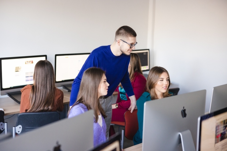 Sztuczna inteligencja | Studia I stopnia w Szczecinie | Uniwersytet WSB Merito Szczecin: studenci w sali informatycznej