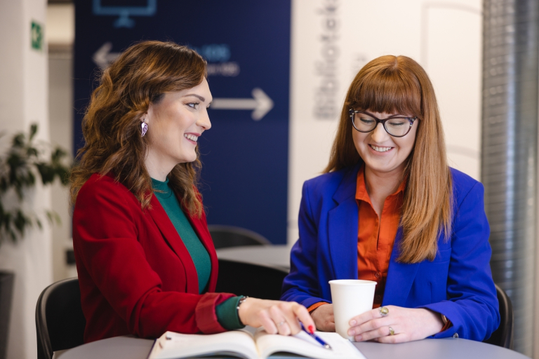 Facylitacja prowadzenia spotkań | Szkolenia i kursy w Szczecinie | Uniwersytet WSB Merito Szczecin: rozmawiające studentki przy kawie