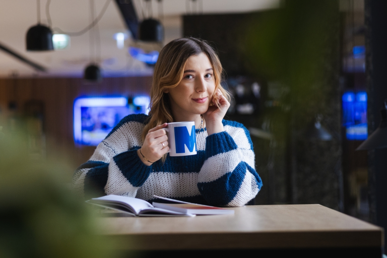 Mentor Practitioner | Szkolenia i kursy w Szczecinie | Uniwersytet WSB Merito Szczecin: studentka pijąca kawe