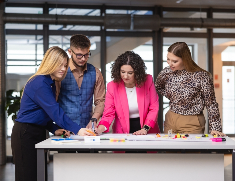 Inteligentne systemy logistyczne | Studia I stopnia w Szczecinie | Uniwersytet WSB Merito Szczecin: studenci przy biurku